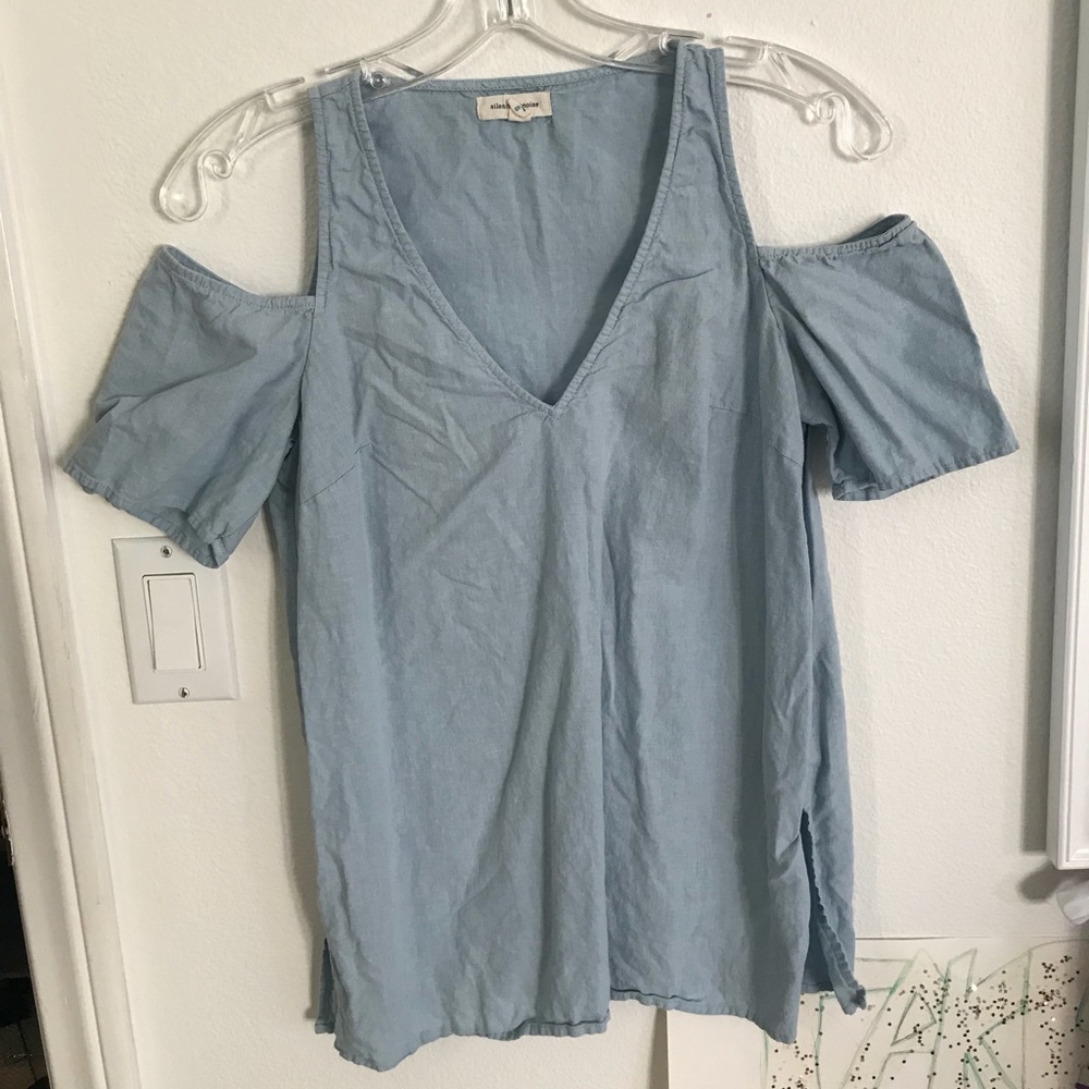 MAKE OFFERS💛Urban Outfitters Cut Out Shoulder Top
